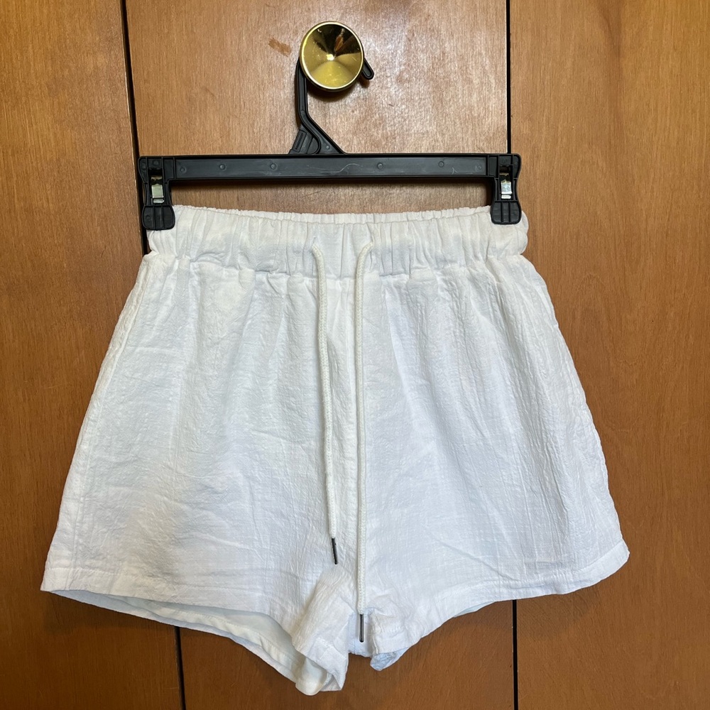 Fake linen white drawstring shorts.